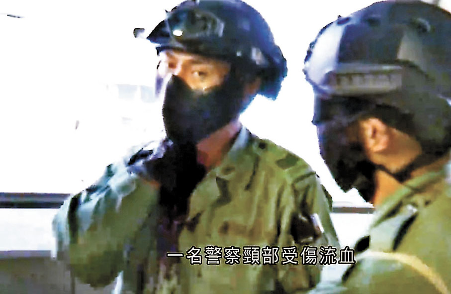 ◆當日遇襲被刺傷右頸的防暴警員用手捂壓傷口待救。 資料圖片
