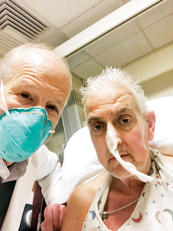 ◆ 本內特（右）成為全球首位接受豬心移植的人類。 美聯社