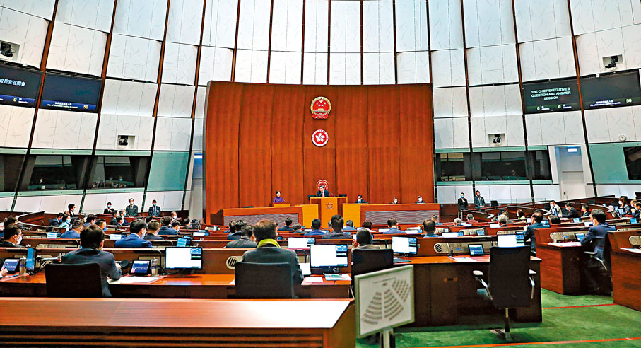 ◆香港第七屆立法會召開首次大會，暨行政長官答問會。當日，香港立法會會議廳內懸掛起國徽區徽，行政長官林鄭月娥形容，這標誌着特區政治體系的里程碑。 香港文匯報記者  攝