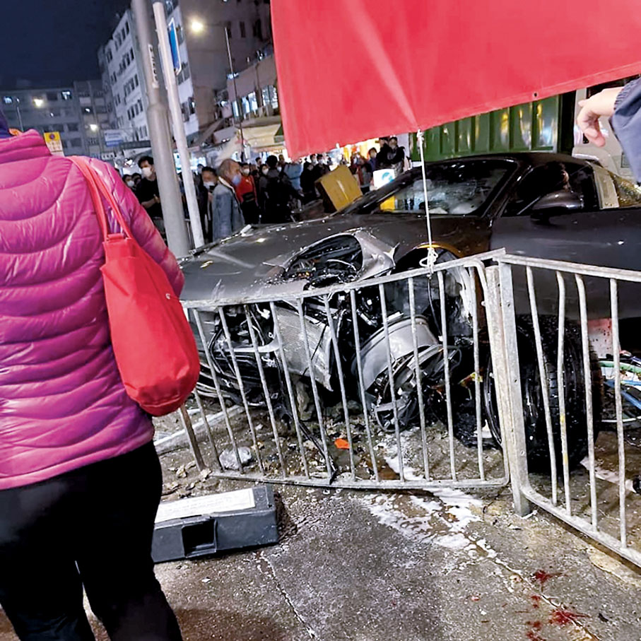 ◆跑車在元朗同益街市外失控剷向行人路，網民上載照片可見車頭嚴重毀爛。網上圖片