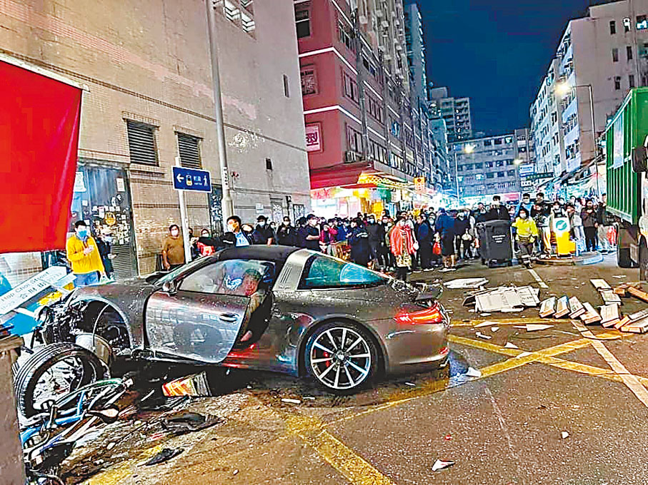 ◆女乘客開啟車門試圖落車。 網上圖片