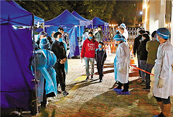 昨晚，初步確診護士居住的屯門龍成花園1座圍封強檢。 香港文匯報記者  攝