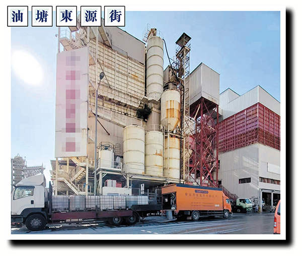 ◆「奶媽車」位於油塘工程地盤旁邊，一旦起火，後果嚴重。 香港文匯報記者  攝