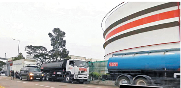 ◆「奶媽車」跟油庫相距僅約50公尺，狀甚危險。 香港文匯報記者  攝