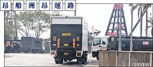 ◆在昂船洲昂運路兩旁，隨處可見準備給車加油的「奶媽車」。 香港文匯報記者  攝
