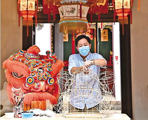 ◆ 獅頭紮作師傅許嘉雄，精於大型紮作，在行內享負盛名，並擁有逾三十年的傳統紮作經驗。