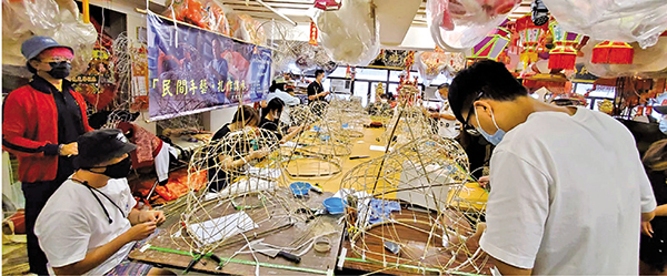 ◆ 許嘉雄師傅教授學員獅頭紮作技藝。