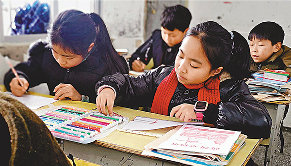 ◆ 龍欣雨（右）在上美術課。 受訪者供圖