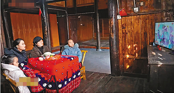 ◆ 龍欣雨（右一）與家人一起看天宮畫展直播。 視頻截圖