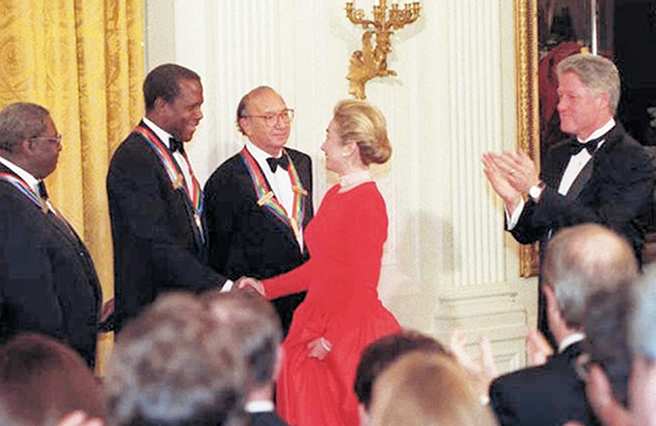 ◆希拉里與薛尼波達握手，隨後是克林頓。