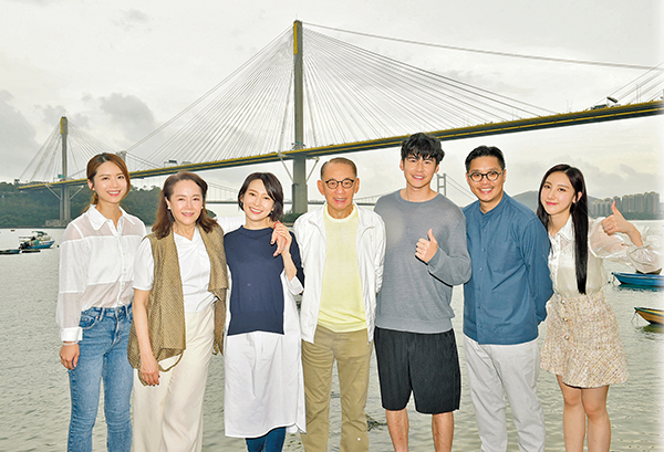 ◆ 左起：艾妮、恬妞、周家怡、楊受成博士、陳家樂、劉偉恒導演、許靖韻望新片票房大賣！