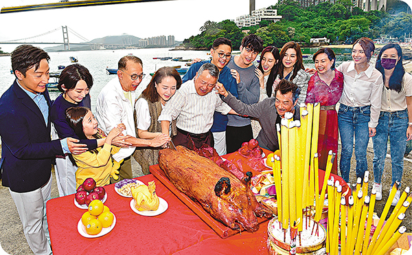 ◆ 曾志偉帶領眾人切燒豬。