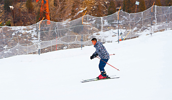 ◆ 正從高級雪道滑下來的勞鎮東。