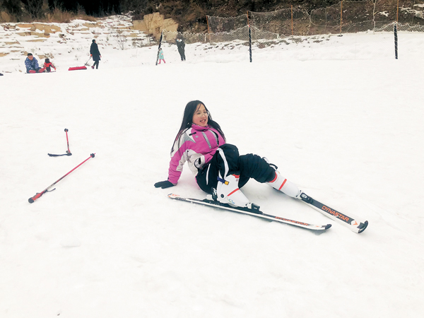 ◆ 摔倒在雪地上的周文靜。