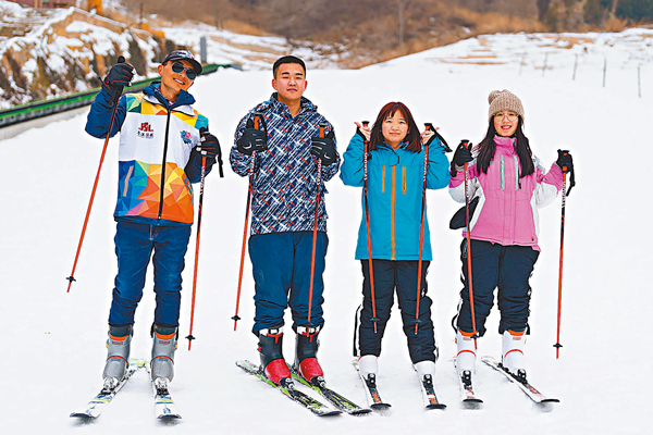 ◆ （右起）在山東的港生周文靜、廖曉欣、勞鎮東與滑雪教練黃付友一起為冬奧加油。