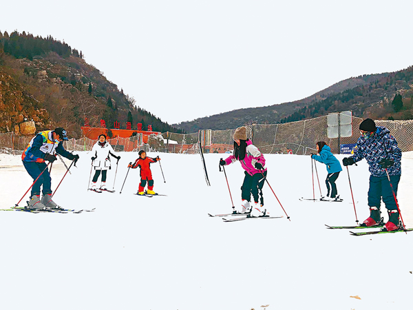 ◆黃付友教練（左一）正在教滑雪的基礎動作。