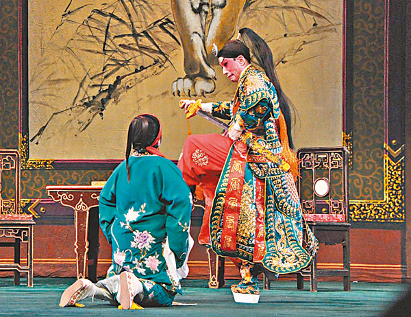 ◆李龍和南鳳在舞台上配合演出單腳車身和跪圓台甩水髮、層次分明。