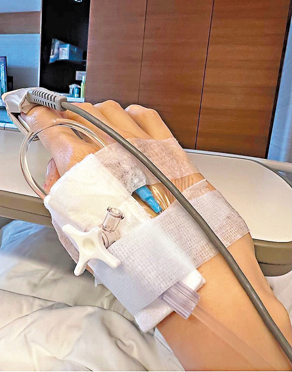 ◆李嘉欣的手插滿喉管。