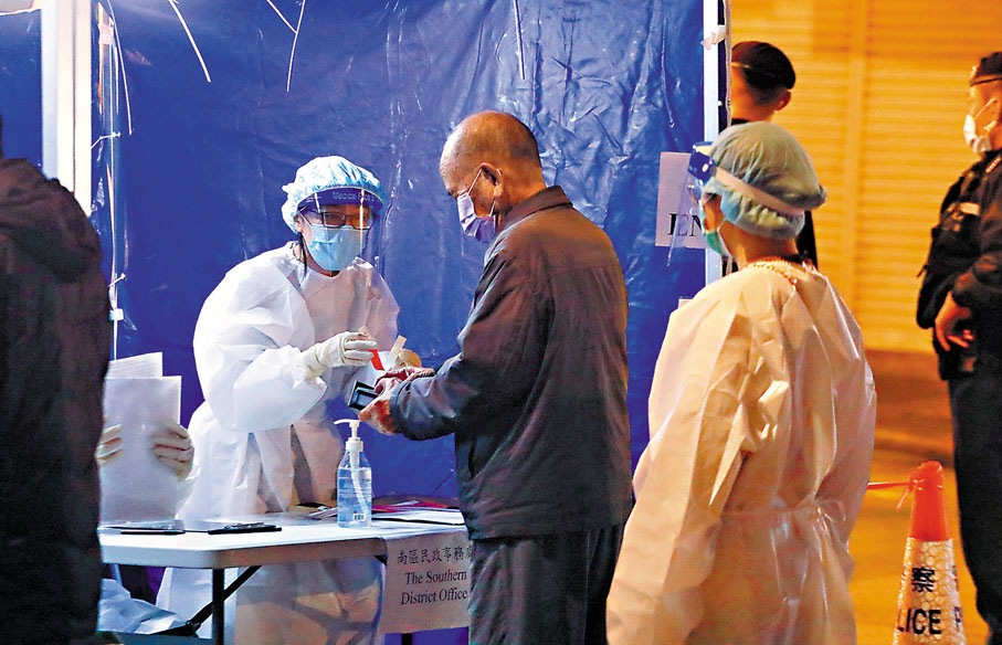 ◆ 昨日通報一名銅鑼灣寵物店售貨員初步確診，屬源頭不明個案。她居住的香港仔東勝道4號，昨晚圍封強檢。香港文匯報記者  攝