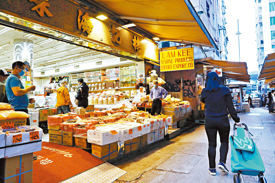◆海味街一帶採購顧客不多，大部分內街店舖生意冷清。 香港文匯報記者  攝