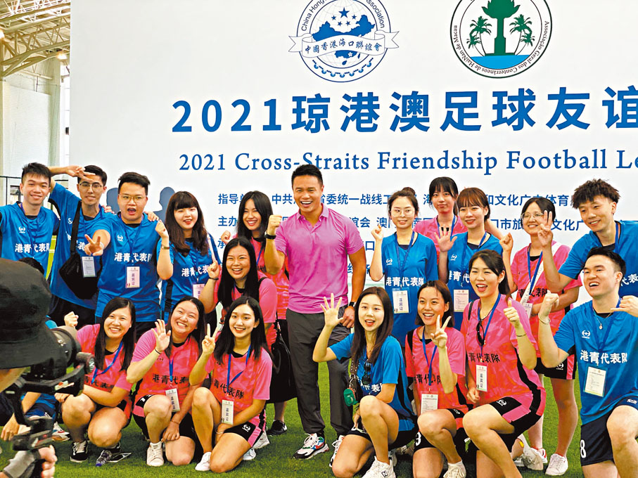 ◆梁國鏗（第一排右一）去海口參與足球友誼賽。受訪者供圖
