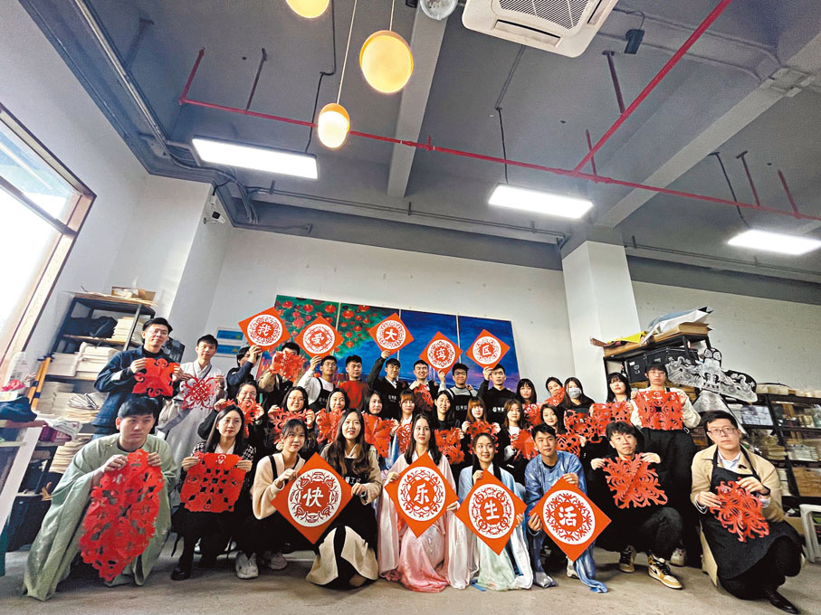 ◆梁國鏗所在的深圳港企早前組織大灣區內地城市就業的港青們共同慶祝新年。 記者胡永愛  攝