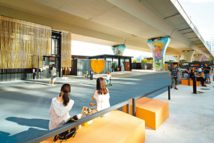 ◆ 在九龍東新增或翻新的公共休憩空間，包括較早完成的觀塘海濱花園，以及圖中的觀塘繞道下「反轉天橋底」創意藝術文化用地。網誌圖片