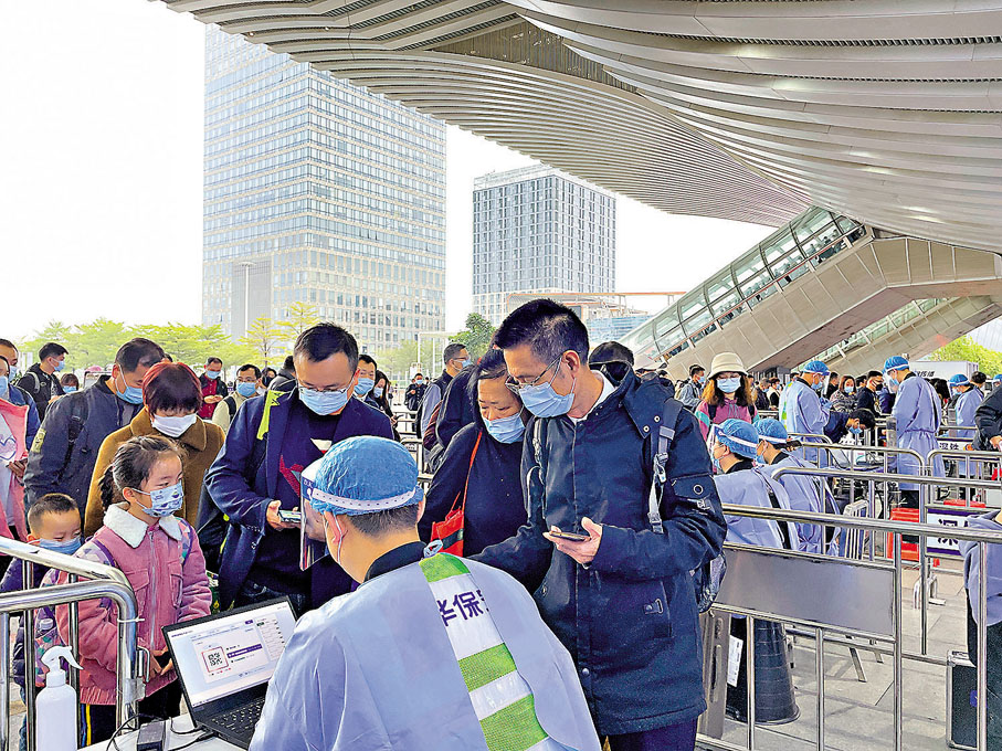 ◆深圳羅湖火車站進站前須嚴格查驗健康防疫證明。香港文匯報記者郭若溪  攝