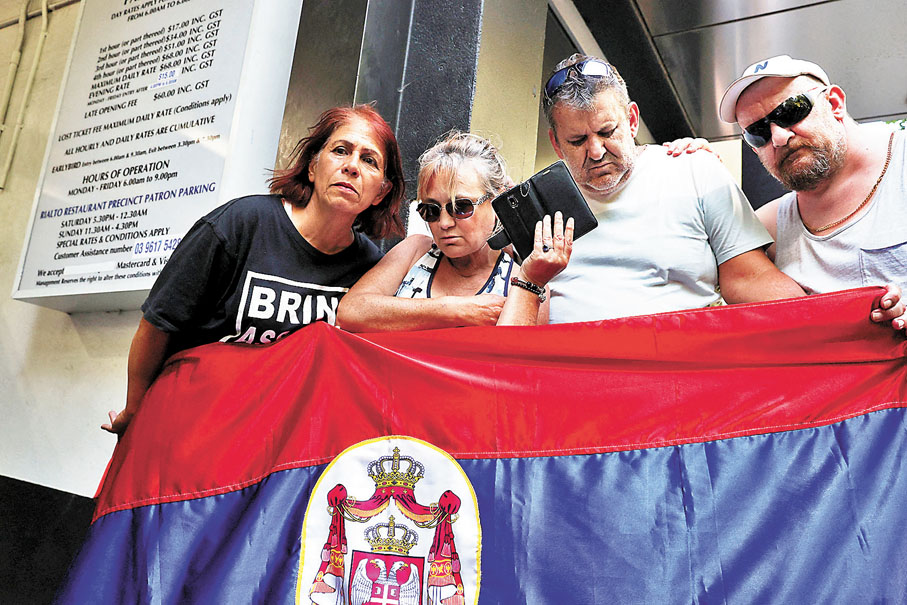 ◆在墨爾本的祖高域支持者聆聽法院裁決。 路透社