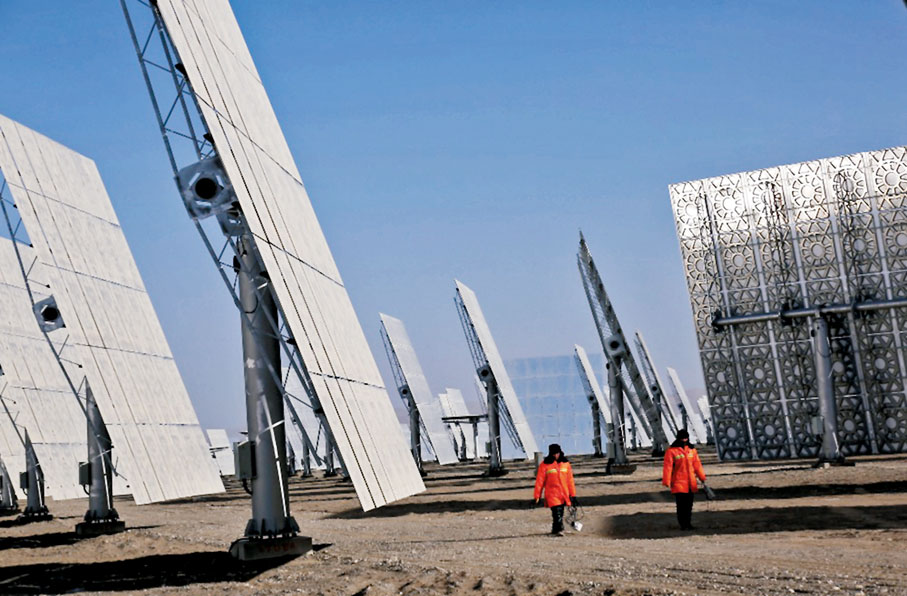◆ 敦煌光熱發電站有1萬多塊巨鏡,總反射面積達140多萬平方米。 作者供圖