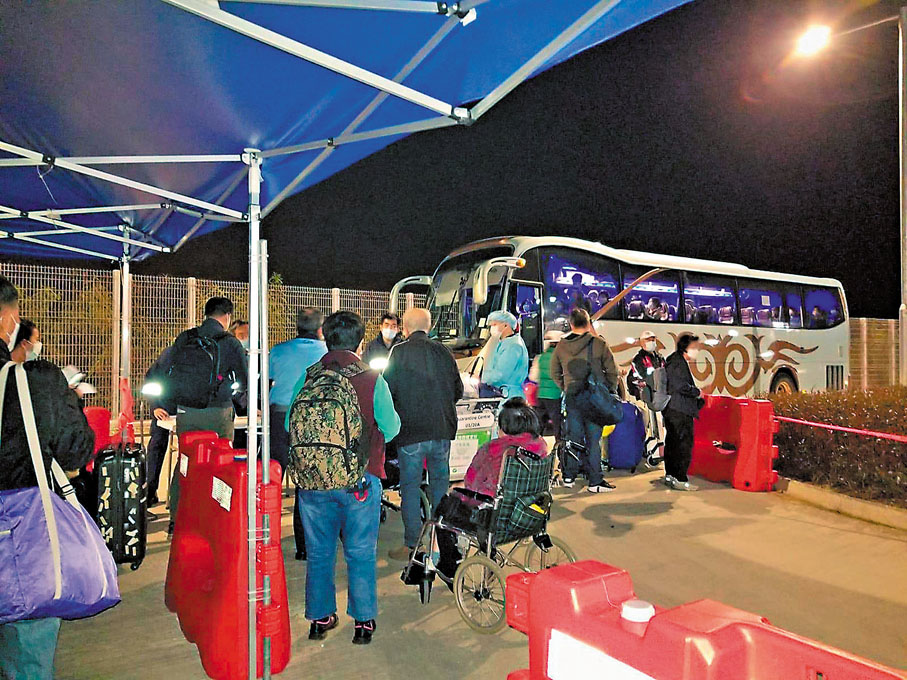 ◆不少完成檢疫人士在候車處等離開，部分長者坐輪椅對凌晨要離開竹篙灣感徬徨。 受訪者提供