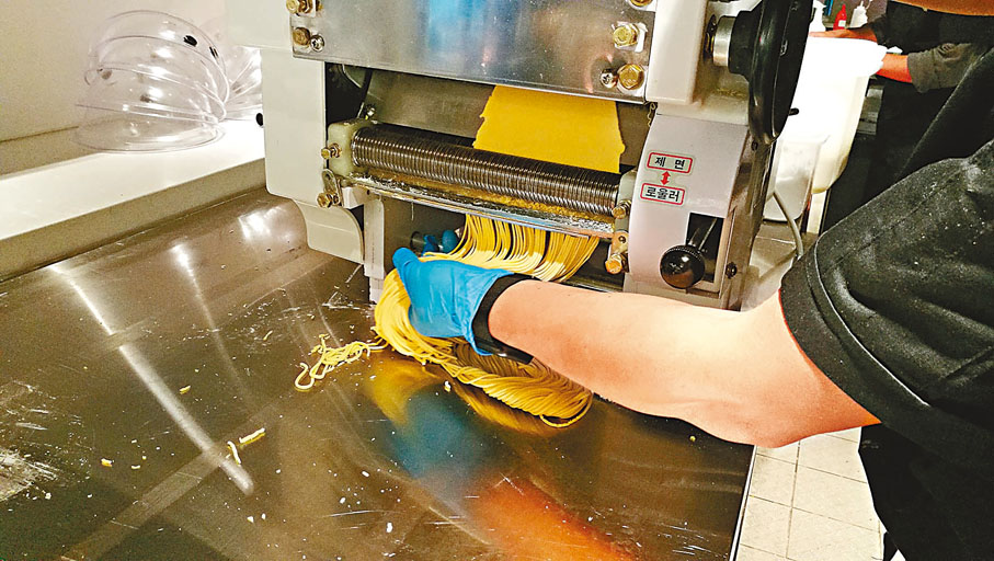 ◆開放式廚房，看到自家拉麵。