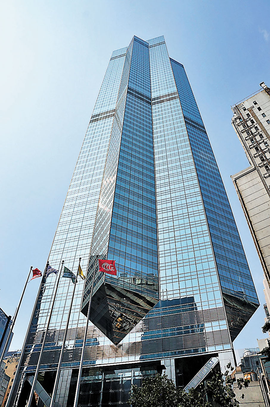 ◆ 有報道指，許榮茂(上圖)及其女兒許薇薇正放售家族持有的中環中心兩層辦公樓，索價15億元。 資料圖片