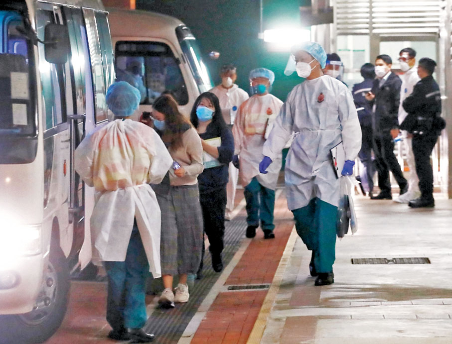 ◆袁國勇到深水埗大坑東邨東滿樓調查研究懷疑垂直傳播。 香港文匯報記者  攝