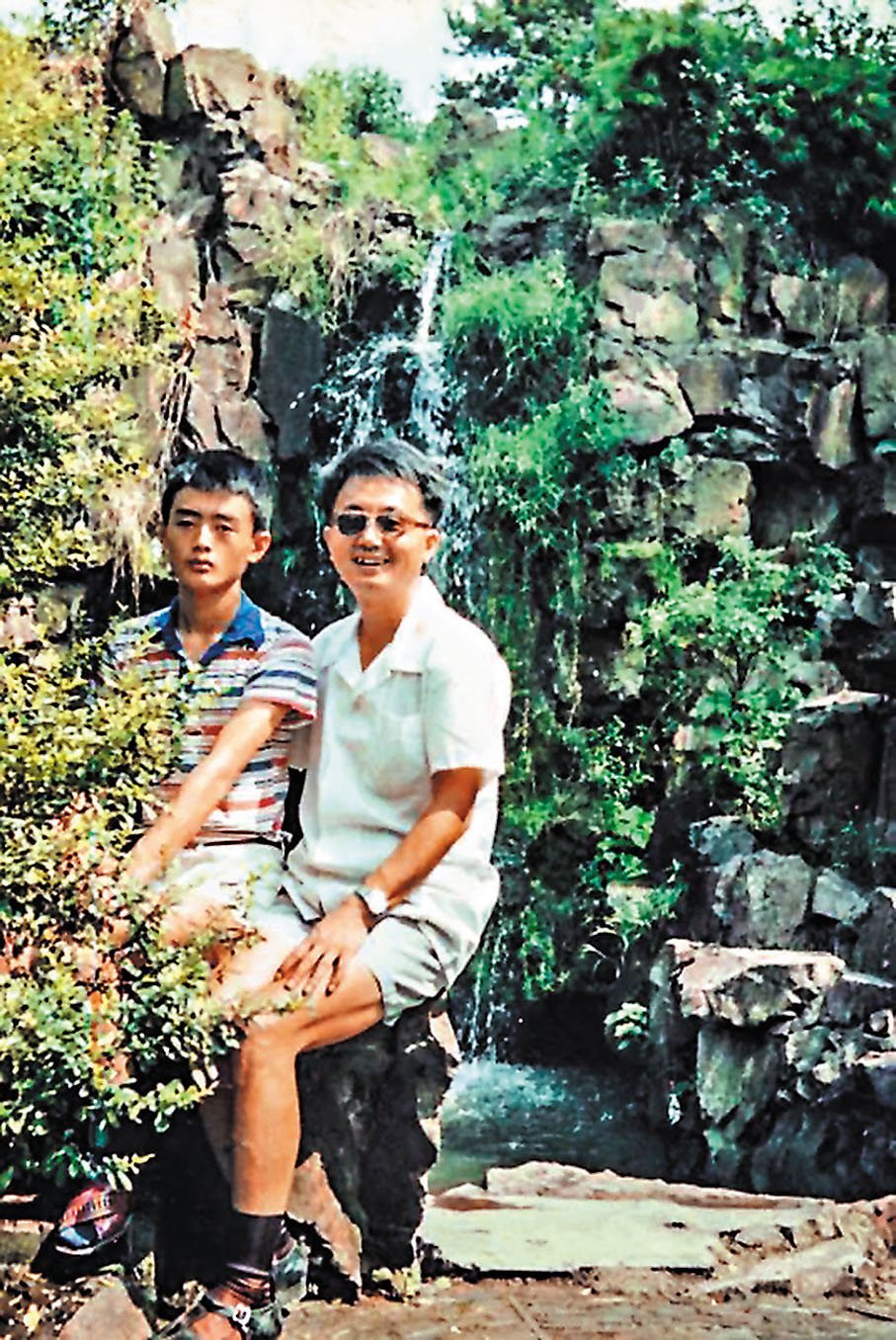 ◆金曉宇少年時和父親的合影。 網上圖片