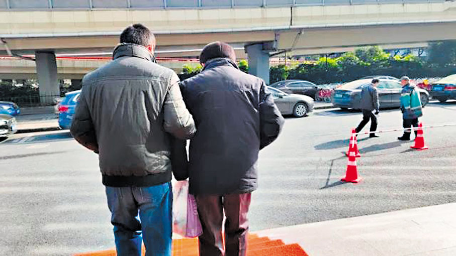 ◆金曉宇和父親金性勇互相扶持的背影令人動容。網上圖片