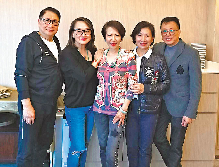 ◆（左起）陸柱石、周麗娟、洪國華、鮑起靜和劉偉民是相交數十載的好朋友！ 作者供圖