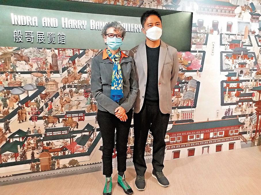 ◆城大般哥展覽館總監范懿莎（左）及是次展覽策展人梁冠文介紹展覽內容。