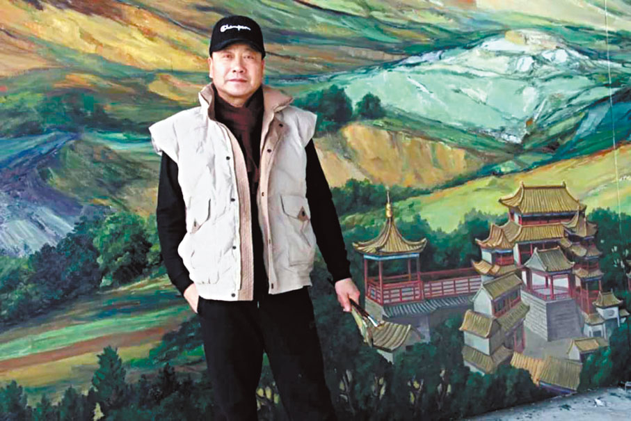 ◆張鐵濤在巨幅油畫長卷前留影。