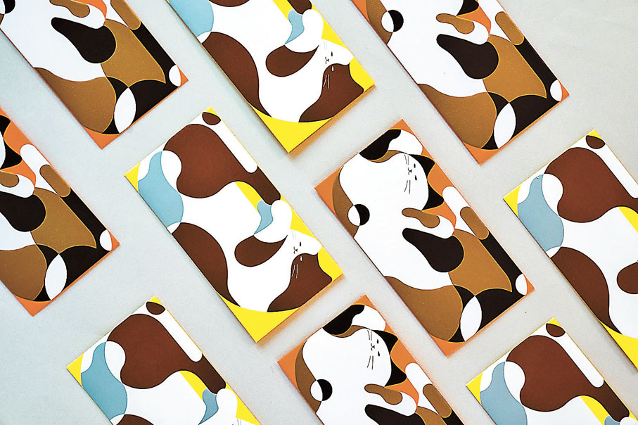 25、朗豪坊 豐足年年　「豐足年年利是封」上的肥肥貓伸懶腰，配上橙色和鮮黃色，朝氣蓬勃，吸睛度高。