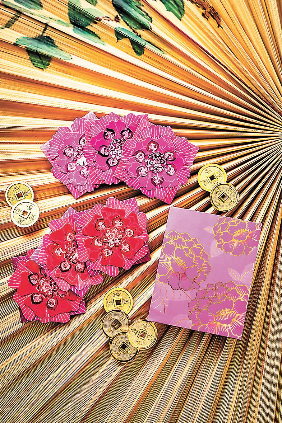 27、北角匯 健康幸福　「新春遇．花．緣」手工立體利是封，以象徵健康的重瓣長壽花及寓意幸福的重瓣天竺葵作設計。