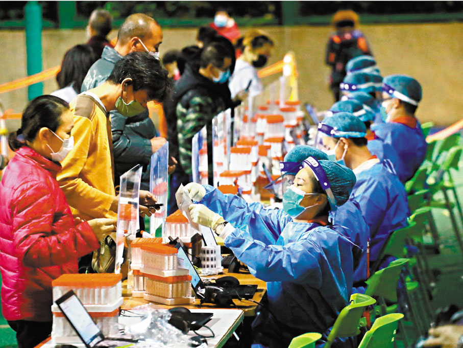 ◆葵涌邨逸葵樓出現1宗確診和1宗初確，逸葵樓居民昨晚接受檢測。 香港文匯報記者 攝