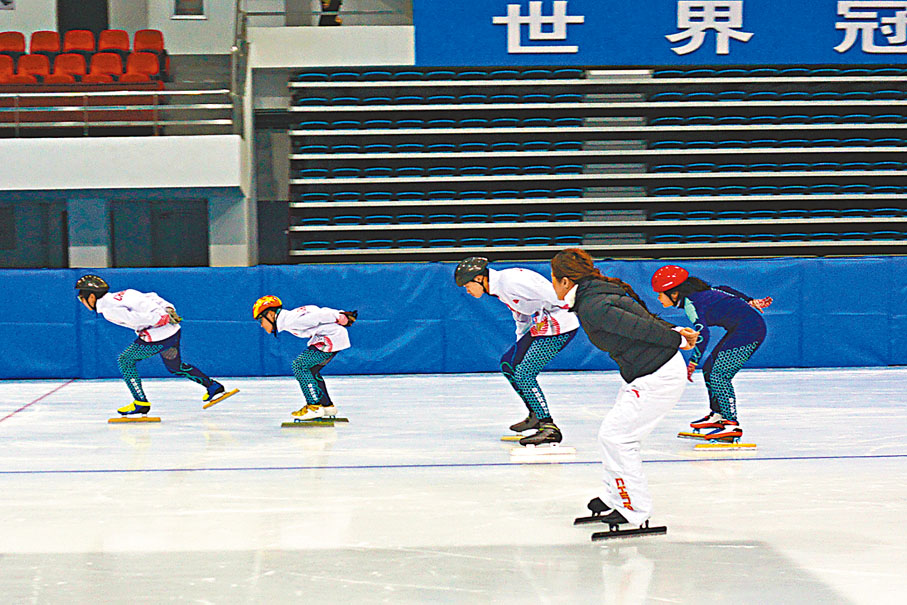 ◆張傑（前）帶康復程度較好的孩子像專業選手一樣在冰上飛馳。香港文匯報記者吳千  攝