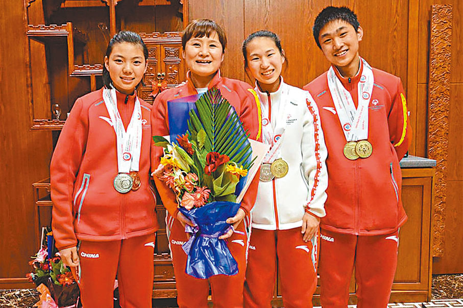 ◆張傑（左二）和唐春雷（右一）、高萌（右二）、聶雙月合影。  新華社