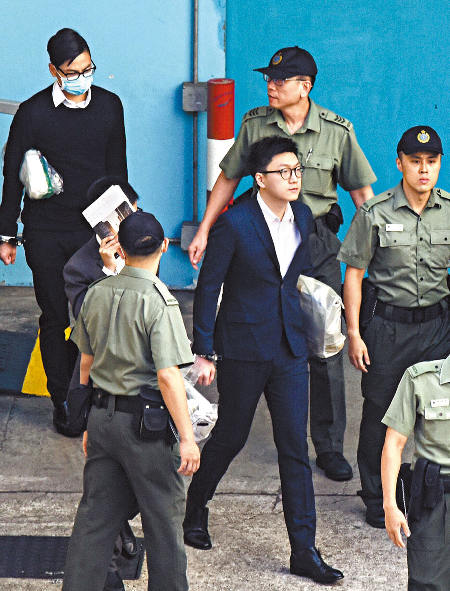 ◆梁天琦（中）凌晨出獄，受監管令所限制謝絕採訪。圖為梁天琦於荔枝角收押所的情況。 資料圖片