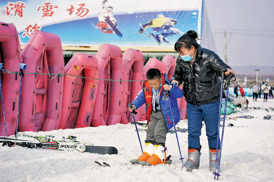 ◆家長帶孩子在盱眙鐵山寺滑雪場體驗滑雪。