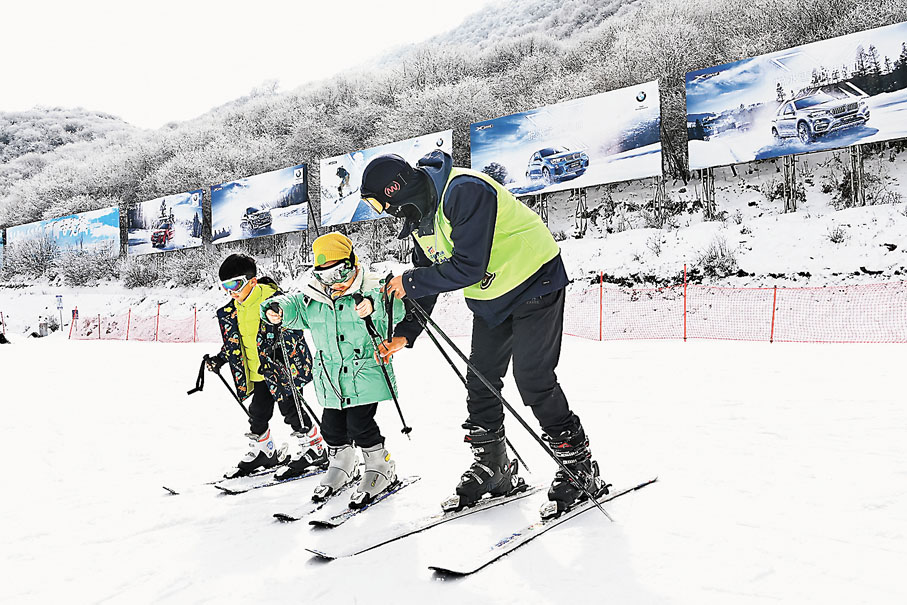 ◆在九鼎山太子嶺滑雪場，小朋友在教練的帶領下學習滑雪。 
