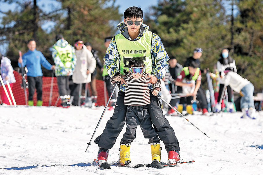 ◆小朋友在教練的帶領下學習滑雪。 