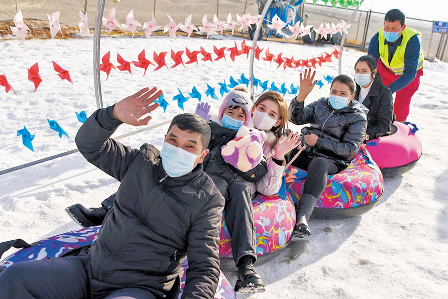 ◆遊客在舞伊納克滑雪場滑雪圈。