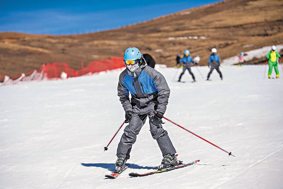◆滑雪愛好者在曲靖會澤大海草山國際滑雪場滑雪。